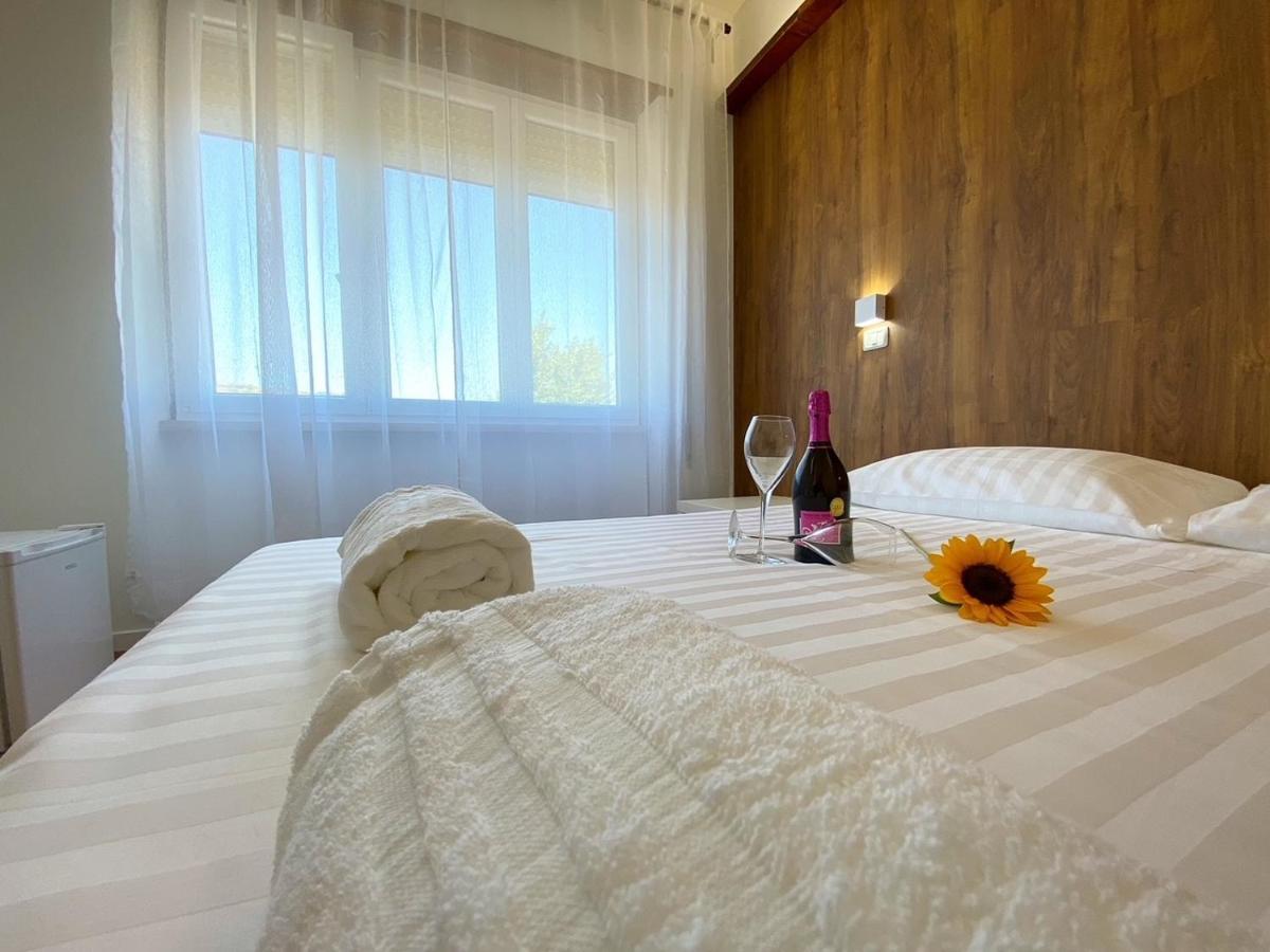 Borghetto Hotel Санта-Маринелла Экстерьер фото